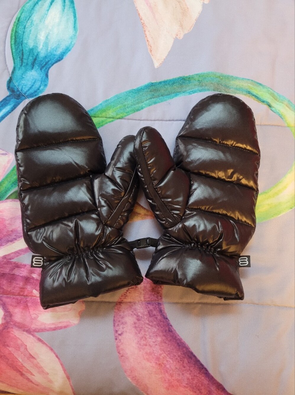 TNA SUPER PUFF GLOVES WOMENS SHINY BLACK SIZE MEDIUM TO LARGE